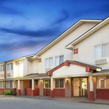 Super 8 By Wyndham Kingston Hotel Exterior foto