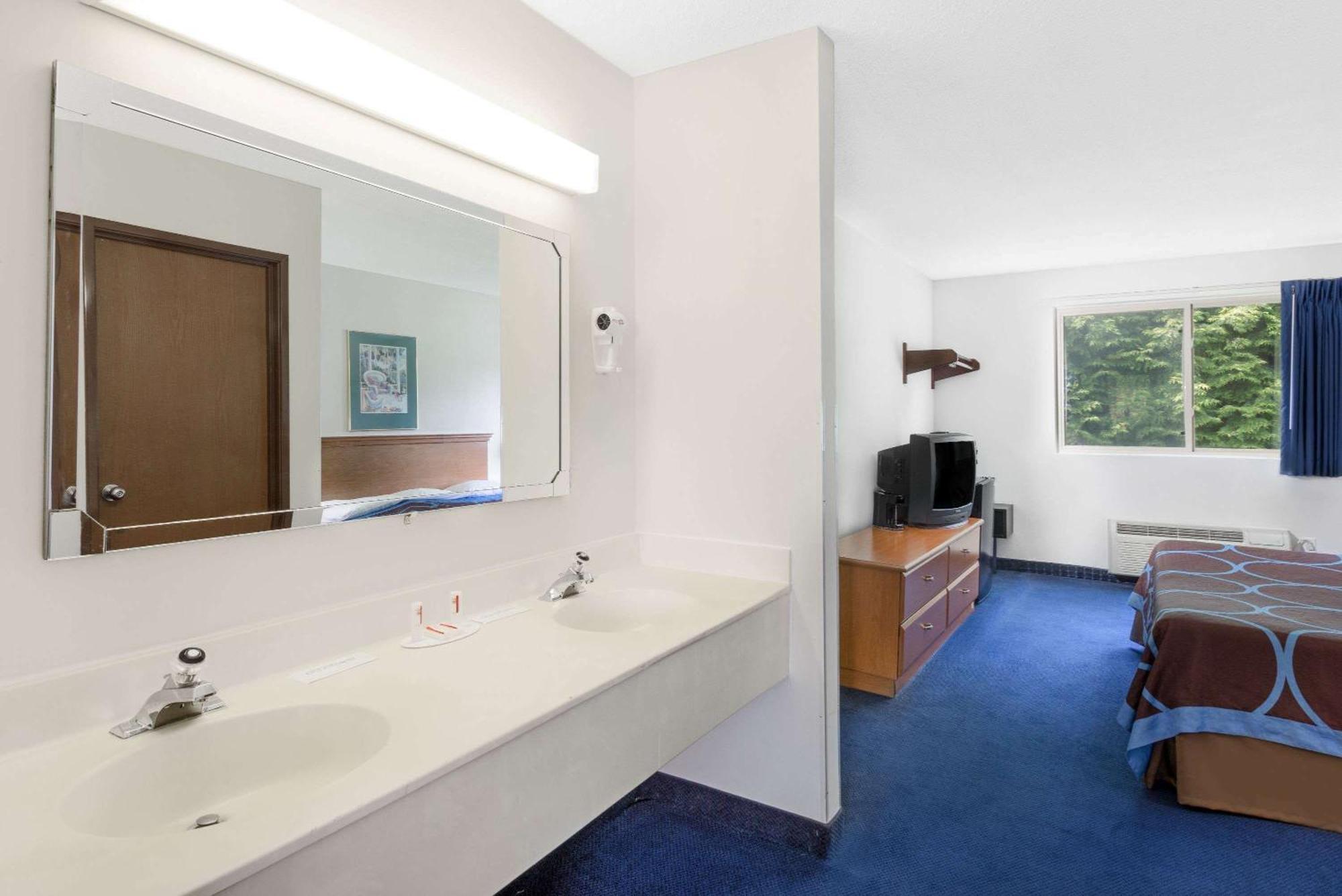 Super 8 By Wyndham Kingston Hotel Exterior foto