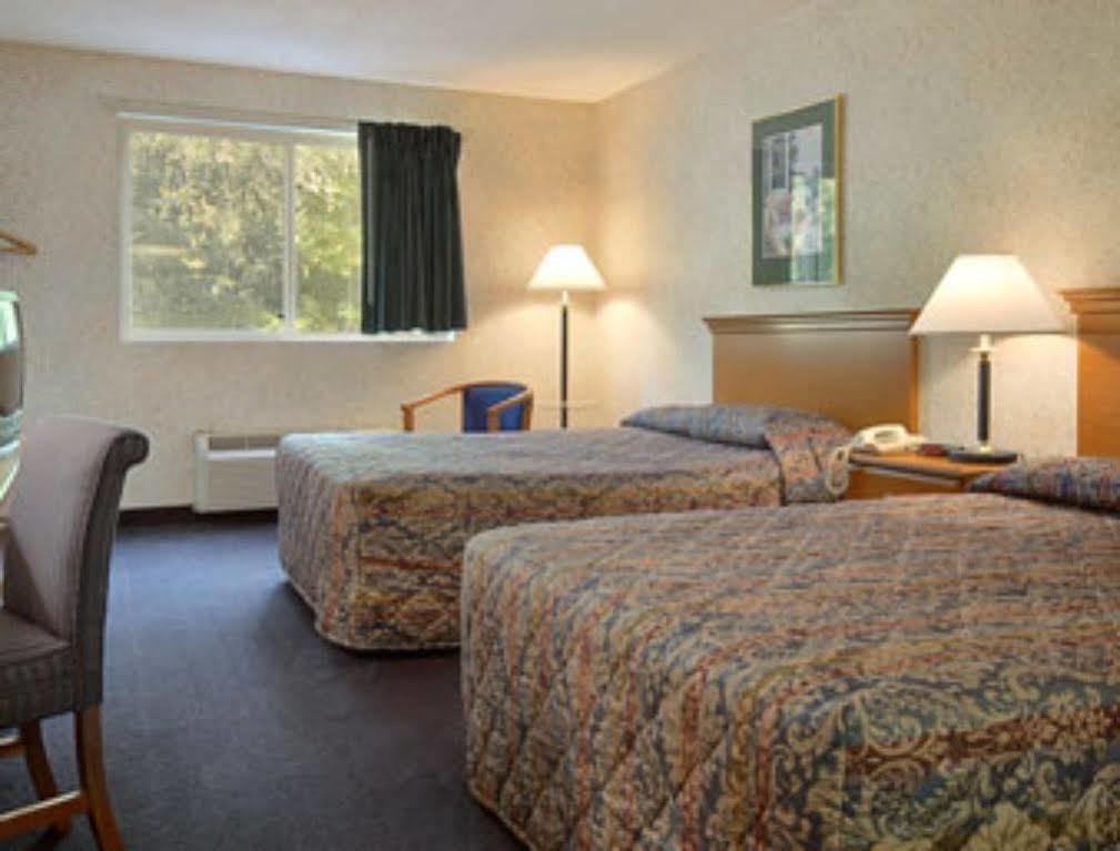 Super 8 By Wyndham Kingston Hotel Exterior foto