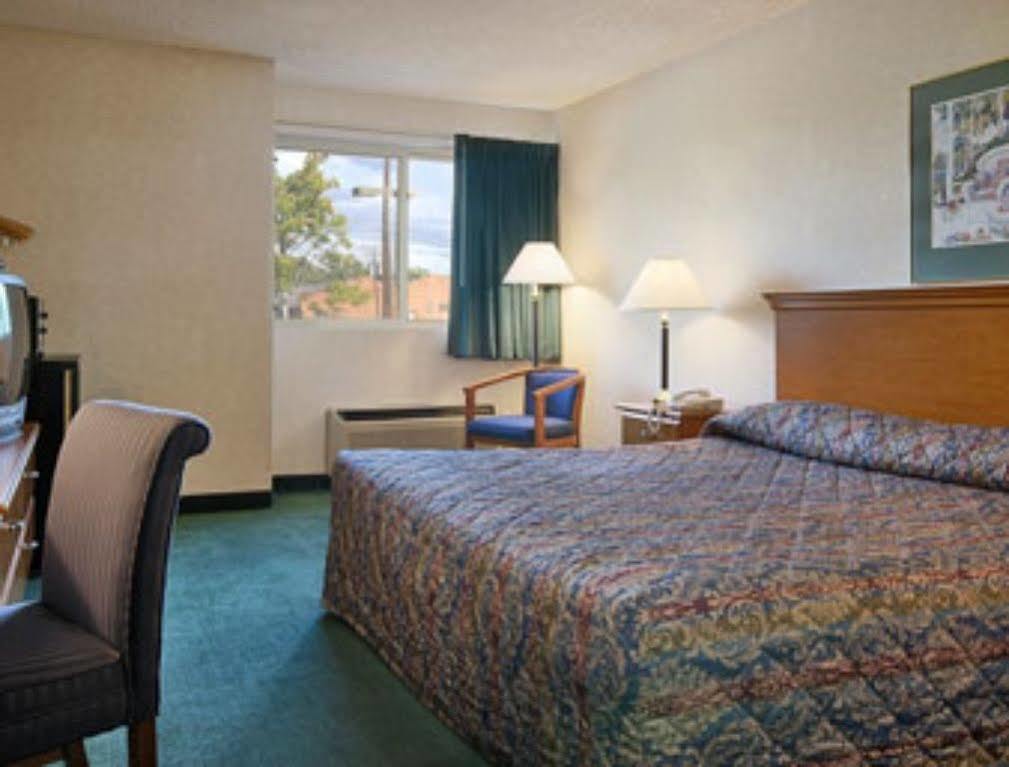 Super 8 By Wyndham Kingston Hotel Exterior foto