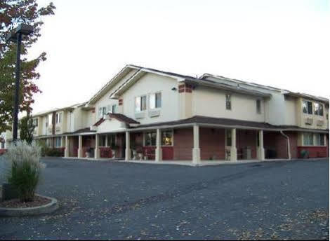 Super 8 By Wyndham Kingston Hotel Exterior foto