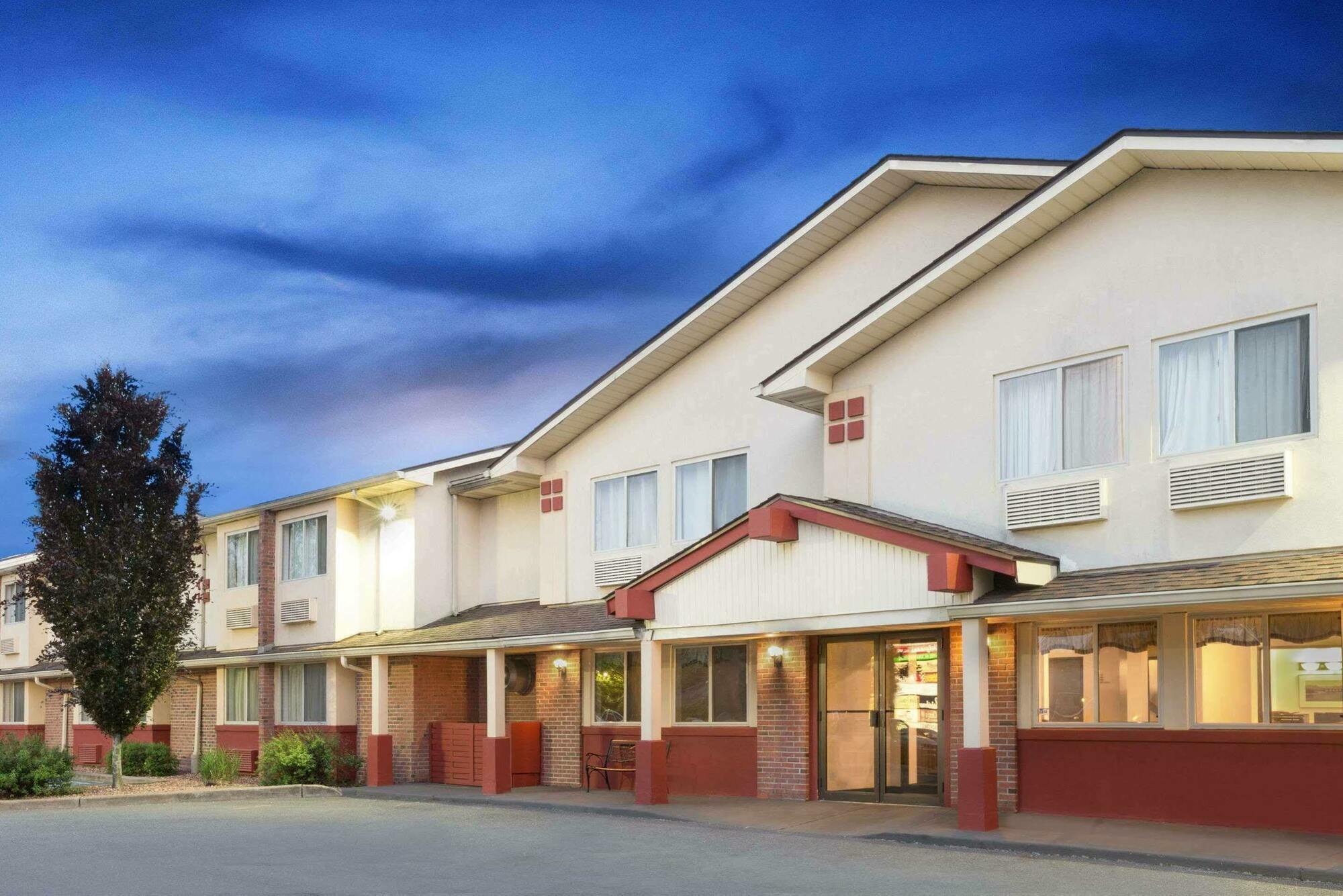 Super 8 By Wyndham Kingston Hotel Exterior foto